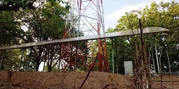 नक्सलियों ने बीएसएनएल टावर निर्माण कार्य कराया बंद नक्सलियों ने बीएसएनएल टावर निर्माण कार्य कराया बंद