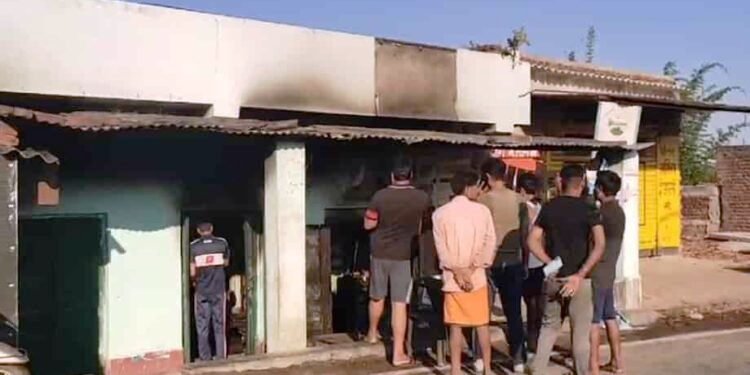 दुकान में चोरी करने गए तीन चोर आग में झुलसे, एक की मौत, दो घायल दुकान में चोरी करने गए तीन चोर आग में झुलसे, एक की मौत, दो घायल