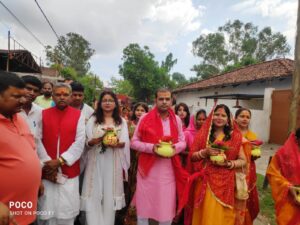 शिव मंदिर के पहली वर्षगांठ पर निकली भव्य कलश यात्रा