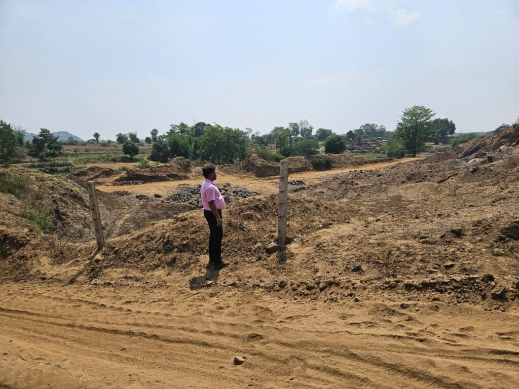डीसी के निर्देश पर छत्तरपुर पहुंचे डीएमओ:विंध्वासिनी स्टोन माइंस द्वारा किये जा रहे खनन कार्य को कराया बंद डीसी के निर्देश पर छत्तरपुर पहुंचे डीएमओ:विंध्वासिनी स्टोन माइंस द्वारा किये जा रहे खनन कार्य को कराया बंद