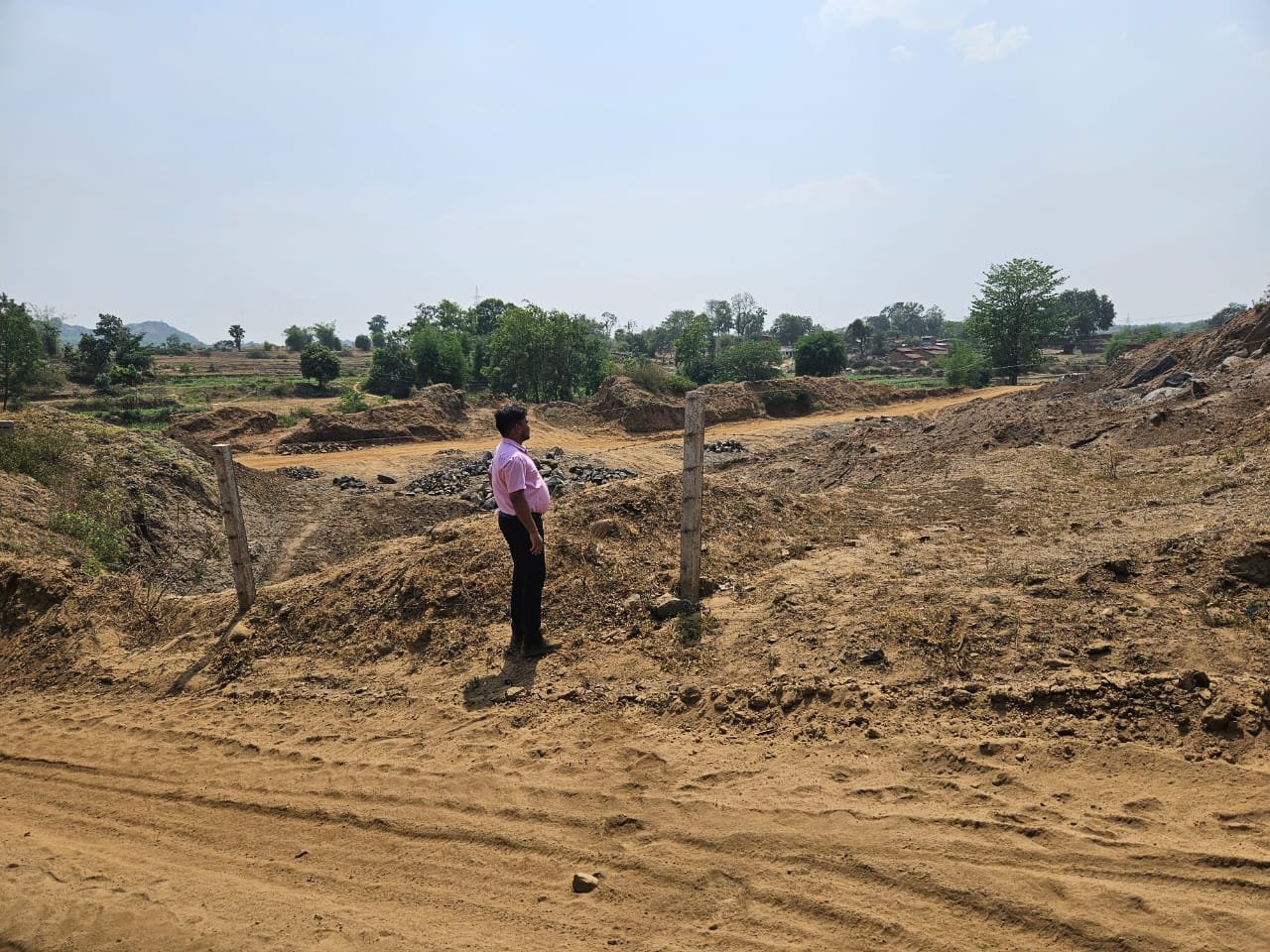 डीसी के निर्देश पर छत्तरपुर पहुंचे डीएमओ:विंध्वासिनी स्टोन माइंस द्वारा किये जा रहे खनन कार्य को कराया बंद डीसी के निर्देश पर छत्तरपुर पहुंचे डीएमओ:विंध्वासिनी स्टोन माइंस द्वारा किये जा रहे खनन कार्य को कराया बंद