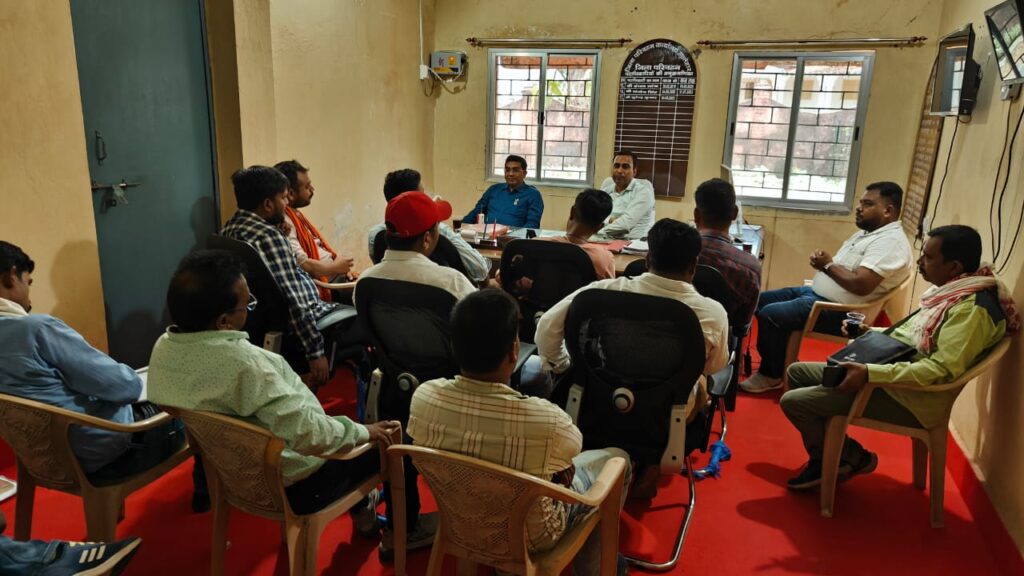 जिला परिवहन पदाधिकारी सुरेंद्र कुमार ने पत्रकारों के बीच हेलमेट वितरण कर जागरूक किया जिला परिवहन पदाधिकारी सुरेंद्र कुमार ने पत्रकारों के बीच हेलमेट वितरण कर जागरूक किया
