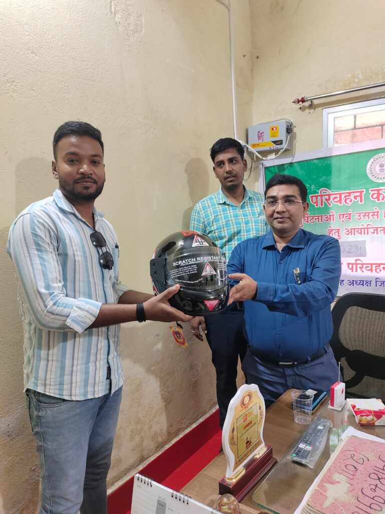 जिला परिवहन पदाधिकारी सुरेंद्र कुमार ने पत्रकारों के बीच हेलमेट वितरण कर जागरूक किया जिला परिवहन पदाधिकारी सुरेंद्र कुमार ने पत्रकारों के बीच हेलमेट वितरण कर जागरूक किया
