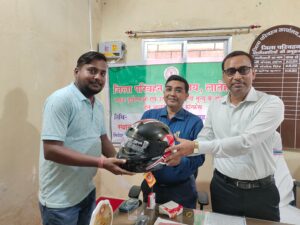 जिला परिवहन पदाधिकारी  सुरेंद्र कुमार ने पत्रकारों के बीच हेलमेट वितरण कर जागरूक किया
