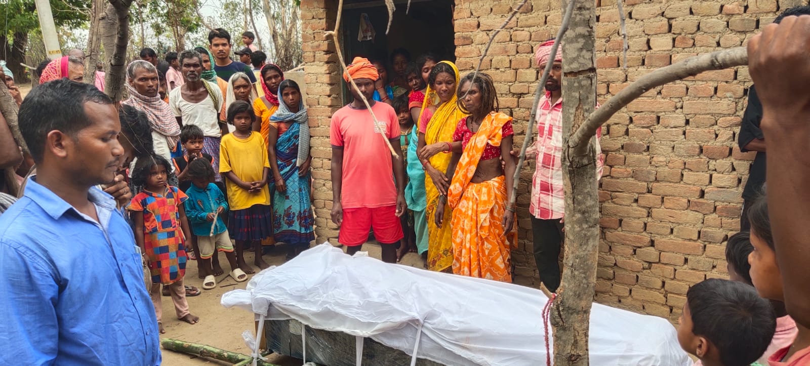 जिला प्रशासन के सहयोग से अंशी अगेरिया का शव पंहुचा गावं
