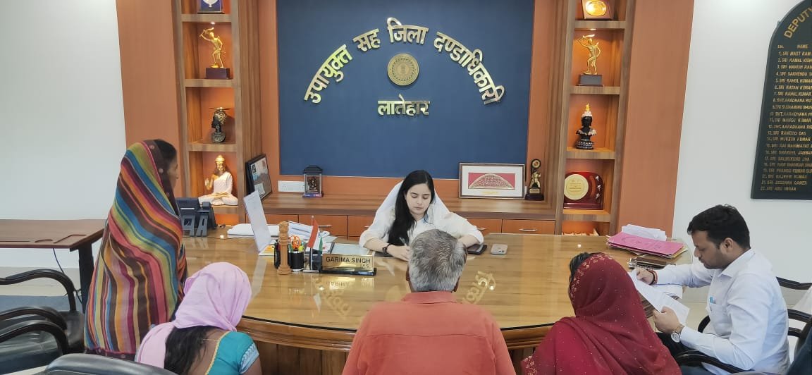 जनता दरबार में फरियादियों ने उपायुक्त के समक्ष रखी अपनी समस्याएं