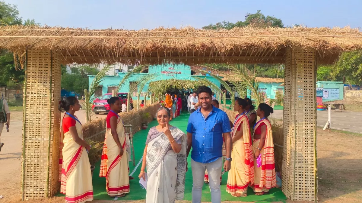 सिमडेगा में मतदाताओं के लिए बना ईको फ्रेंडली बूथ