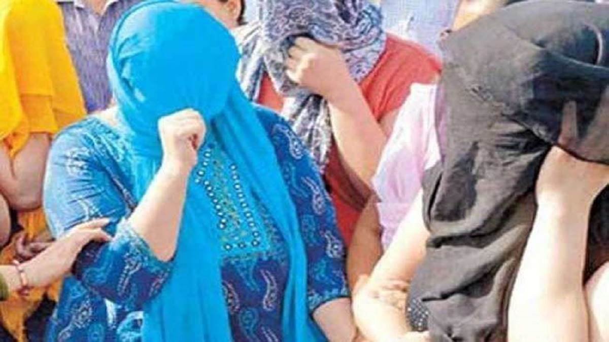 गुरुग्राम पुलिस ने व्हाट्सएप के जरिए चल रहा सेक्स कारोबार का ऐसे किया भंडाफोड़ गुरुग्राम पुलिस ने व्हाट्सएप के जरिए चल रहा सेक्स कारोबार का ऐसे किया भंडाफोड़