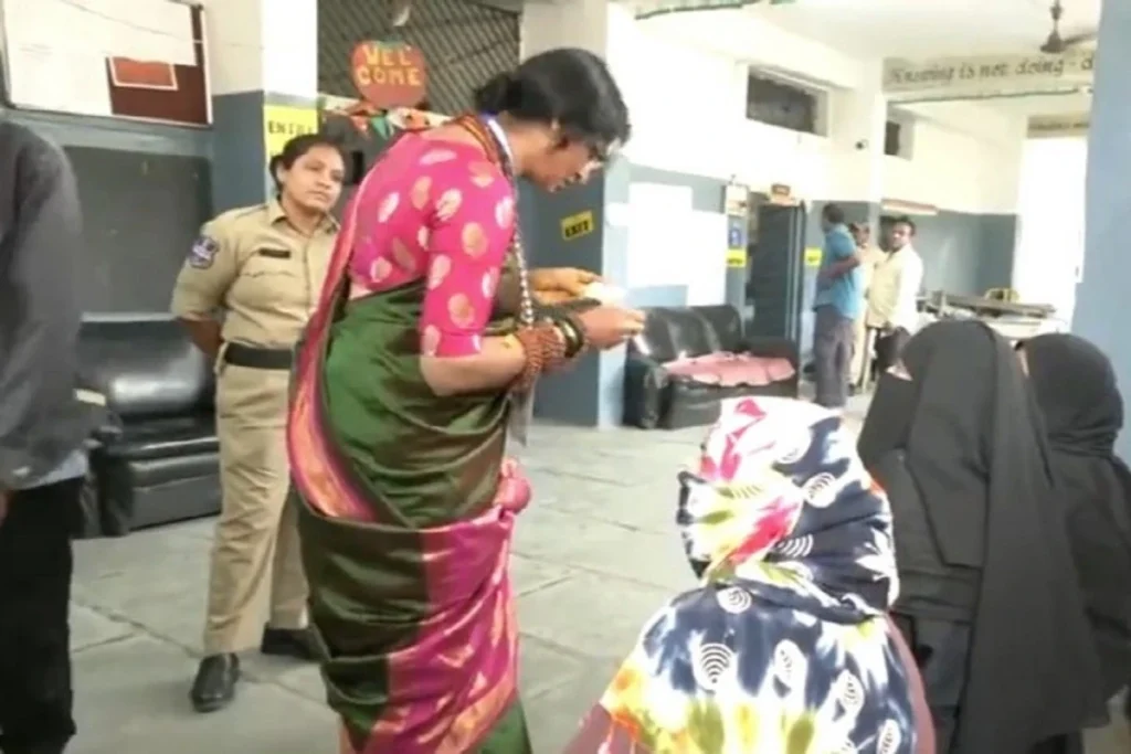 हैदराबाद से BJP उम्मीदवार माधवी लता मुस्लिम महिलाओं के नकाब हटा चेक करने लगीं वोटर ID,दर्ज हुई FIR हैदराबाद से BJP उम्मीदवार माधवी लता मुस्लिम महिलाओं के नकाब हटा चेक करने लगीं वोटर ID,दर्ज हुई FIR