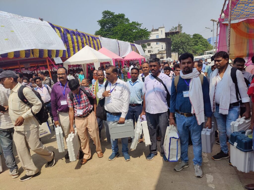 मतदान पदाधिकारियों व मतदान कर्मियों को मतदान प्रक्रिया संपन्न कराने हेतु सभी आवश्यक सामग्रियों के साथ मतदान केंद्रों पर किया गया रवाना… मतदान पदाधिकारियों व मतदान कर्मियों को मतदान प्रक्रिया संपन्न कराने हेतु सभी आवश्यक सामग्रियों के साथ मतदान केंद्रों पर किया गया रवाना…