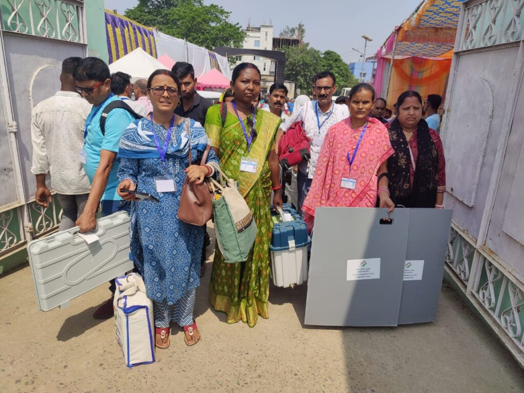 मतदान पदाधिकारियों व मतदान कर्मियों को मतदान प्रक्रिया संपन्न कराने हेतु सभी आवश्यक सामग्रियों के साथ मतदान केंद्रों पर किया गया रवाना… मतदान पदाधिकारियों व मतदान कर्मियों को मतदान प्रक्रिया संपन्न कराने हेतु सभी आवश्यक सामग्रियों के साथ मतदान केंद्रों पर किया गया रवाना…