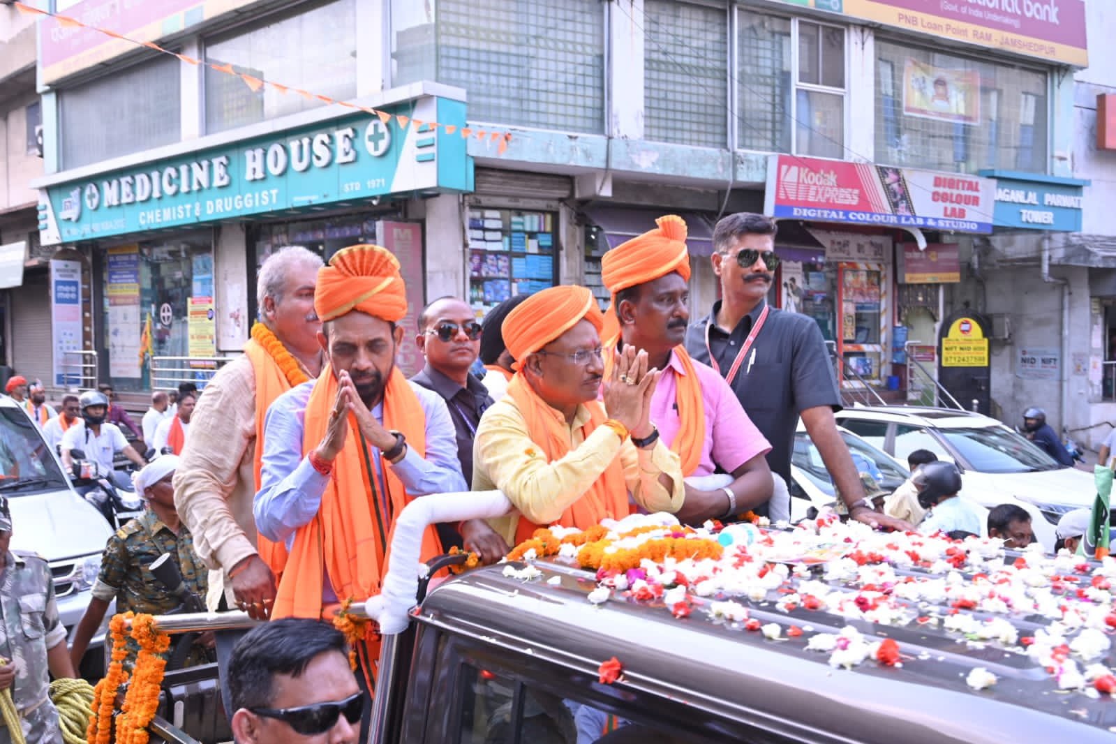 छत्तीसगढ़ के सीएम विष्णु देव साय प्रत्याशी बिद्युत वरण महतो के पक्ष में किये रोड शो छत्तीसगढ़ के सीएम विष्णु देव साय प्रत्याशी बिद्युत वरण महतो के पक्ष में किये रोड शो