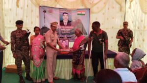 सीआरपीएफ ने शहीद जवान के पत्नी को किया सम्मानित