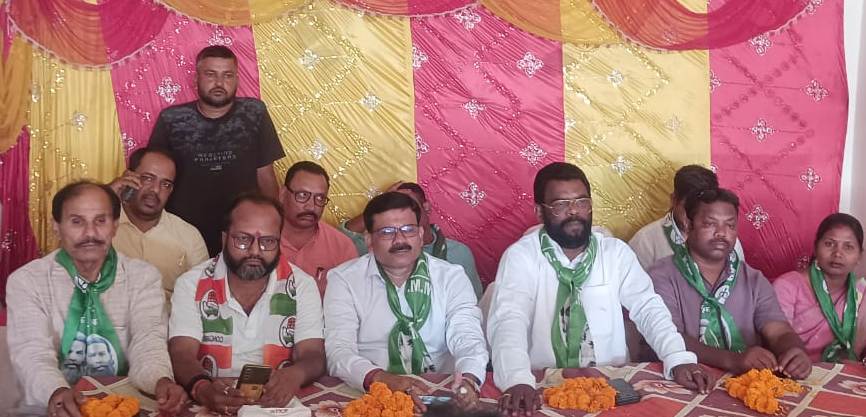 कांग्रेस प्रत्याशी कें एन त्रिपाठी को के पक्ष में लातेहार विधायक बैद्यनाथ राम ने की बैठक