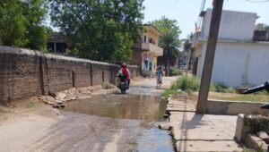 नाली जाम:सड़क पर बह रहा गंदा पानी,आसपास के लोग परेशान