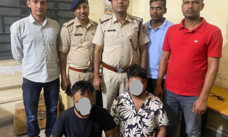 ब्राउन शुगर के साथ तीन तस्करों को पुलिस ने किया गिरफ्तार:एक महिला भी शामिल ब्राउन शुगर के साथ तीन तस्करों को पुलिस ने किया गिरफ्तार:एक महिला भी शामिल