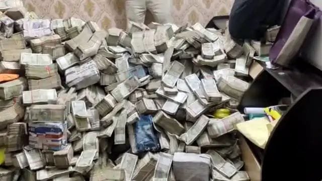 10 हजार रुपए के रिश्वत की जांच में शुरू हुआ मामला: मंत्री के पीएस के नौकर जहांगीर के घर नोटों के पहाड़ तक 10 हजार रुपए के रिश्वत की जांच में शुरू हुआ मामला: मंत्री के पीएस के नौकर जहांगीर के घर नोटों के पहाड़ तक