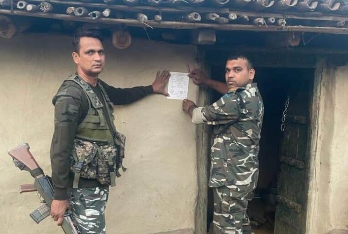 मनिका पुलिस ने तीन आरोपियों के घरों में चिपकाये इश्तेहार मनिका पुलिस ने तीन आरोपियों के घरों में चिपकाये इश्तेहार