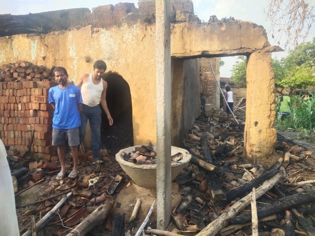 इटको में आग से दो खपरैल घर जलकर हुआ खाक,लाखों की नुकसान इटको में आग से दो खपरैल घर जलकर हुआ खाक,लाखों की नुकसान