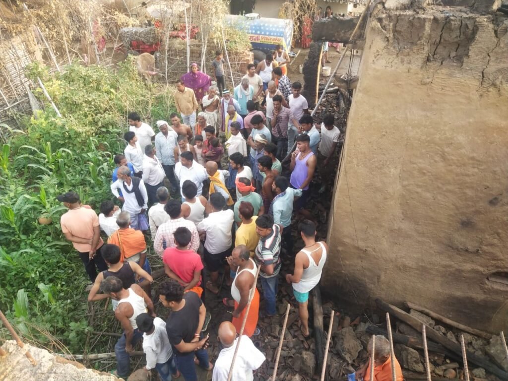 इटको में आग से दो खपरैल घर जलकर हुआ खाक,लाखों की नुकसान इटको में आग से दो खपरैल घर जलकर हुआ खाक,लाखों की नुकसान