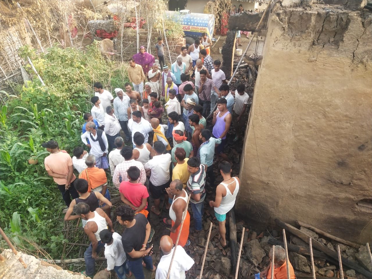 इटको में आग से दो खपरैल घर जलकर हुआ खाक,लाखों की नुकसान इटको में आग से दो खपरैल घर जलकर हुआ खाक,लाखों की नुकसान