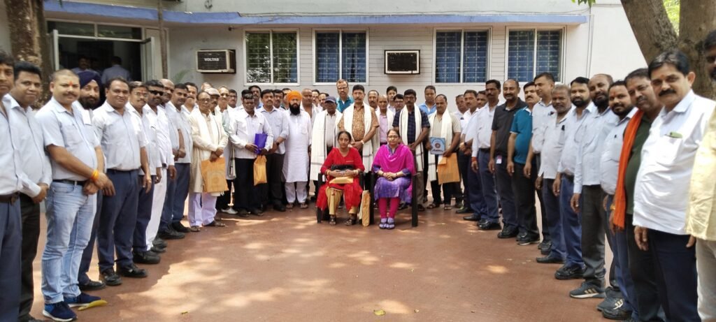 टाटा मोटर्स वर्कर्स यूनियन सेवानिवृत्त कर्मी को किया सम्मानित टाटा मोटर्स वर्कर्स यूनियन सेवानिवृत्त कर्मी को किया सम्मानित