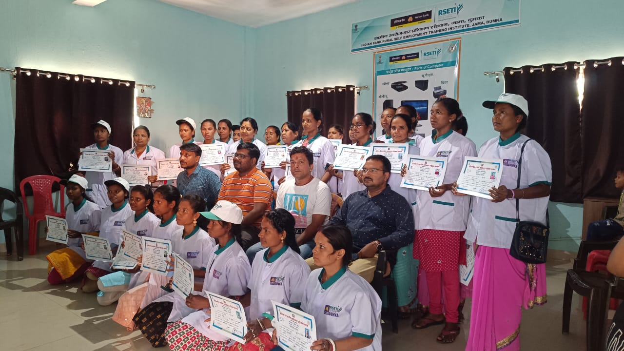 प्रशिक्षण लेकर डिटेर्जेन्ट पाउडर, साबुन व फिनाइल बनाने में सखी मंडल की महिलाएं हुई दक्ष,अब स्वरोजगार से बनेगी आत्मनिर्भर।