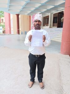 डीसी को आवदेन सौप कर आवासीय बालिका विद्यालय के वार्डन जिंदि को बर्खास्त करने की रमेश उरांव ने किया मांग