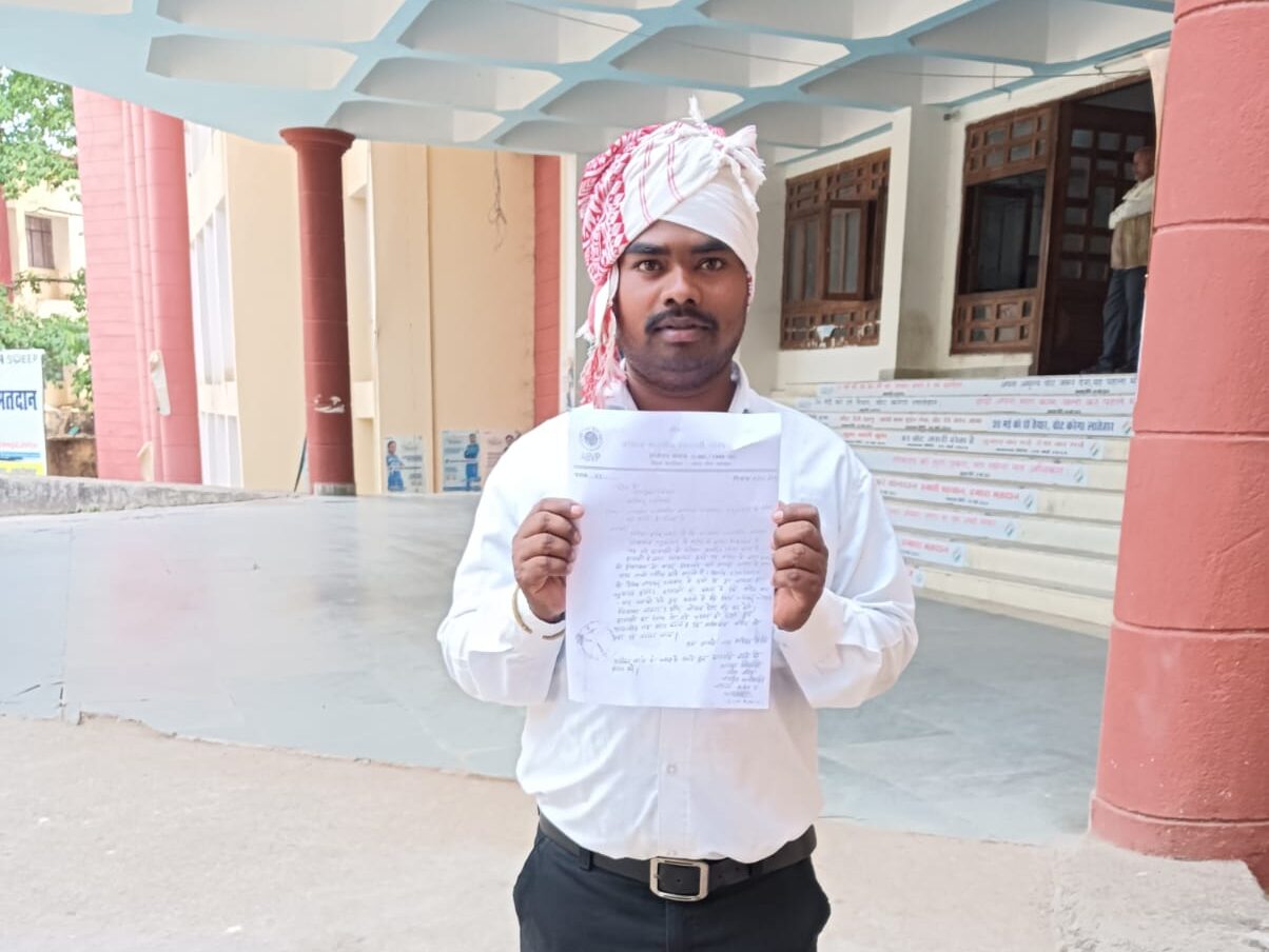डीसी को आवदेन सौप कर आवासीय बालिका विद्यालय के वार्डन जिंदि को बर्खास्त करने की रमेश उरांव ने किया मांग डीसी को आवदेन सौप कर आवासीय बालिका विद्यालय के वार्डन जिंदि को बर्खास्त करने की रमेश उरांव ने किया मांग
