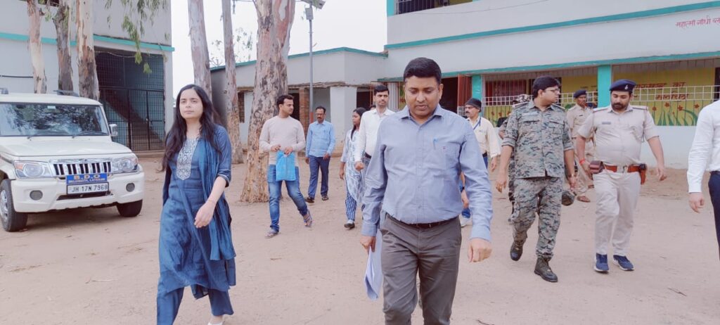 जिला निर्वाचन पदाधिकारी सह उपायुक्त ने विभिन्न मतदान केंद्रों का निरीक्षण कर विधि व्यवस्था व सुरक्षा व्यवस्था का लिया जायजा… जिला निर्वाचन पदाधिकारी सह उपायुक्त ने विभिन्न मतदान केंद्रों का निरीक्षण कर विधि व्यवस्था व सुरक्षा व्यवस्था का लिया जायजा…