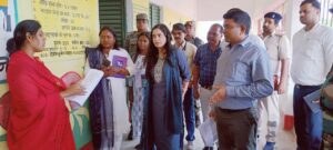 जिला निर्वाचन पदाधिकारी सह उपायुक्त ने विभिन्न मतदान केंद्रों का निरीक्षण कर विधि व्यवस्था व सुरक्षा व्यवस्था का लिया जायजा…