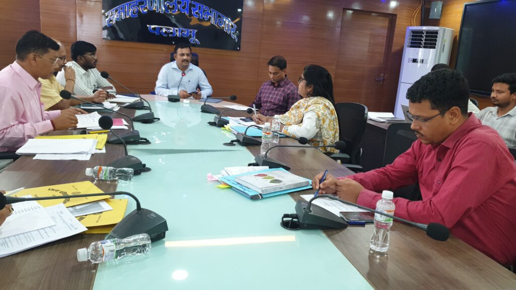 डीईओ ने विभिन्न कोषांगों के नोडल पदाधिकारियों संग की बैठक डीईओ ने विभिन्न कोषांगों के नोडल पदाधिकारियों संग की बैठक