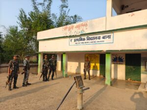 नावा बाजार पुलिस द्वारा फ्लैग मार्च निकालते हुए, थाना क्षेत्र के सभी बूथों बारीकी से किया जा रहा है निरीक्षण