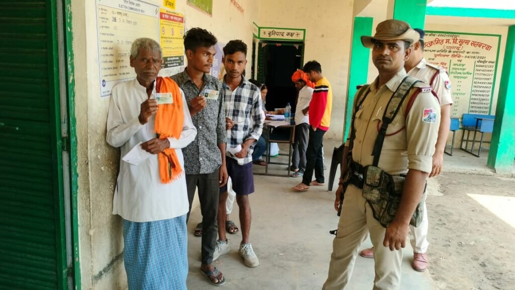 अपने मत को दान करने के लिए मतदान केंद्र में लोगों ने निस्वार्थ भाव से किया मतदान