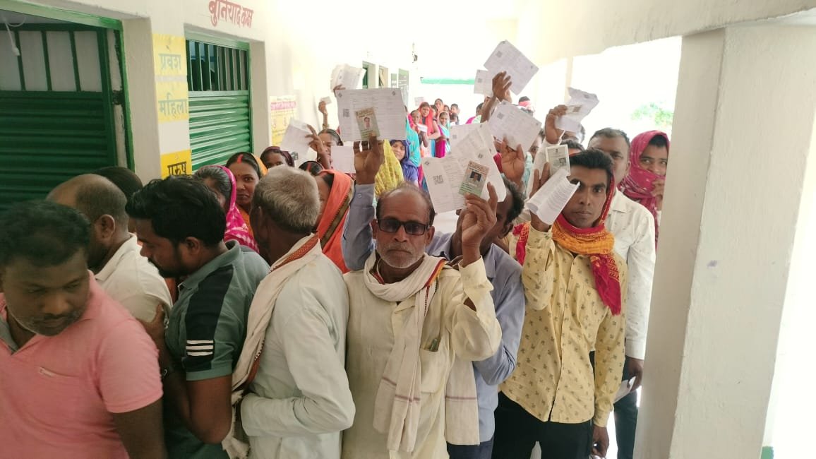 अपने मत को दान करने के लिए मतदान केंद्र में लोगों ने निस्वार्थ भाव से किया मतदान अपने मत को दान करने के लिए मतदान केंद्र में लोगों ने निस्वार्थ भाव से किया मतदान
