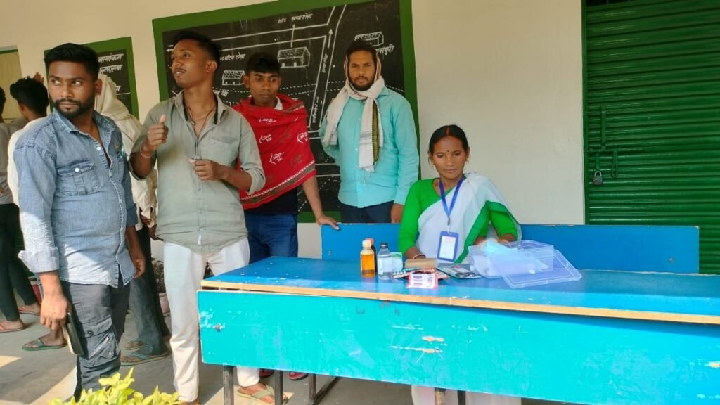 अपने मत को दान करने के लिए मतदान केंद्र में लोगों ने निस्वार्थ भाव से किया मतदान