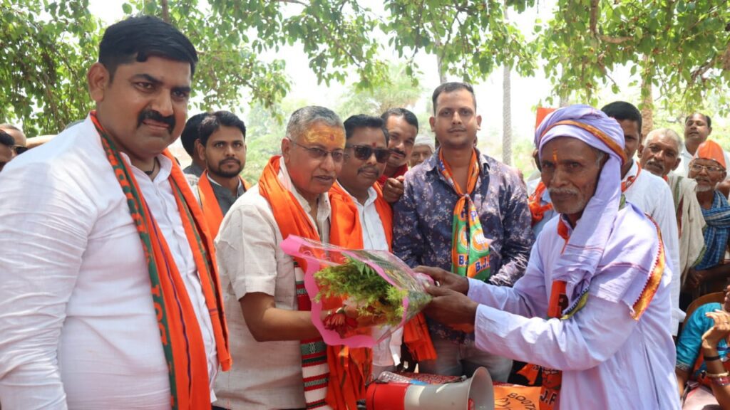 भाजपा प्रत्याशी कालीचरण सिंह ने चलाया तूफानी जनसंपर्क अभियान भाजपा प्रत्याशी कालीचरण सिंह ने चलाया तूफानी जनसंपर्क अभियान