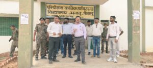 जिला निर्वाचन पदाधिकारी सह उपायुक्त ने मनातू व पांकी के इंटरमीडिएट स्ट्रांग रूम व कई बूथों का निरीक्षण किया