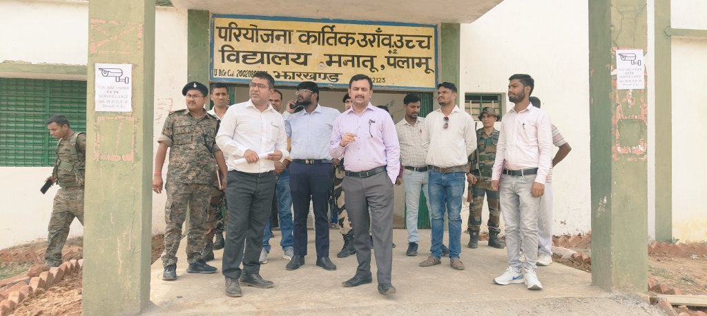 जिला निर्वाचन पदाधिकारी सह उपायुक्त ने मनातू व पांकी के इंटरमीडिएट स्ट्रांग रूम व कई बूथों का निरीक्षण किया