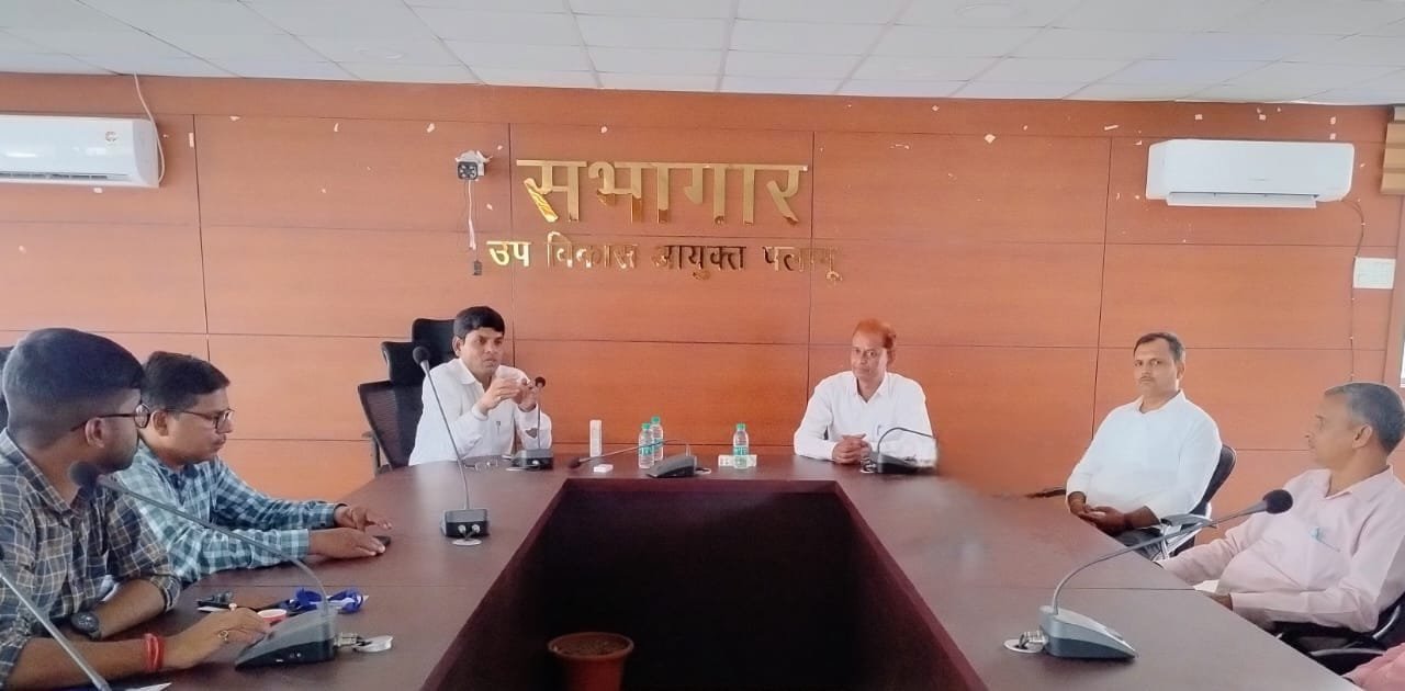 चतरा लोकसभा चुनाव के लिए सूक्ष्म प्रेक्षकों व मतदानकर्मियों को मिला तृतीय चरण का प्रशिक्षण