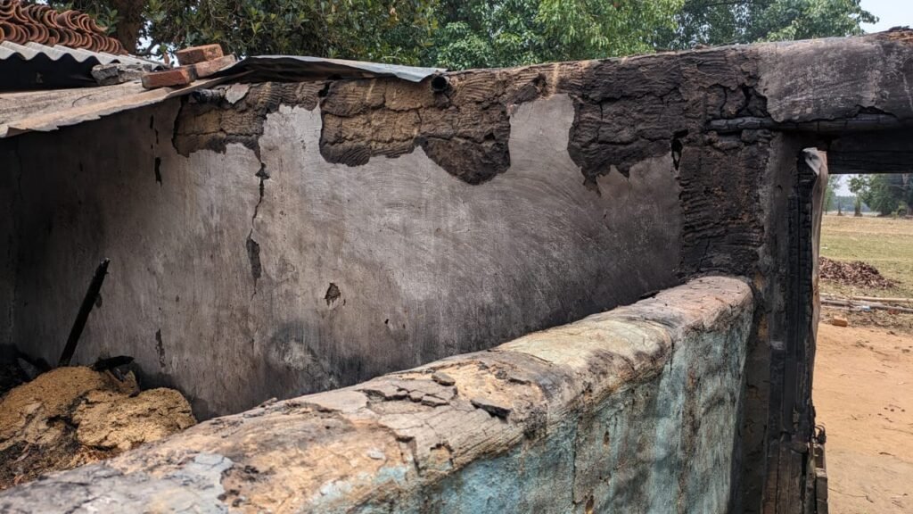 मुन्ना उराँव के घर में आग लग जाने से करीब एक लाख का हुआ नुकसान प्रशासन से मुआवजे की मांग मुन्ना उराँव के घर में आग लग जाने से करीब एक लाख का हुआ नुकसान प्रशासन से मुआवजे की मांग