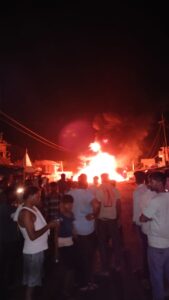 बीते रात्रि नावा बाजार प्रांगण में हाईवा एवं मोटरसाइकिल के टक्कर में 42 वर्षीय अधेड़ हुआ घायल, आक्रोशित ग्रामीणों ने हाईवा में लगाई आग धु-धु कर जला हाईवा