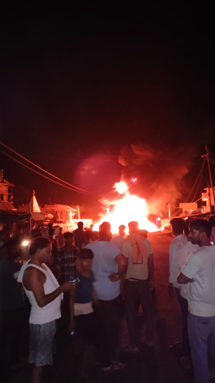 बीते रात्रि नावा बाजार प्रांगण में हाईवा एवं मोटरसाइकिल के टक्कर में 42 वर्षीय अधेड़ हुआ घायल, आक्रोशित ग्रामीणों ने हाईवा में लगाई आग धु-धु कर जला हाईवा