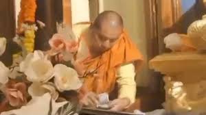 विश्व प्रसिद्ध बोधगया के महाबोधि मंदिर के गर्भगृह में चोरी, बौद्ध भिक्षु का रुपए चुराते हुए VIDEO वायरल विश्व प्रसिद्ध बोधगया के महाबोधि मंदिर के गर्भगृह में चोरी, बौद्ध भिक्षु का रुपए चुराते हुए VIDEO वायरल
