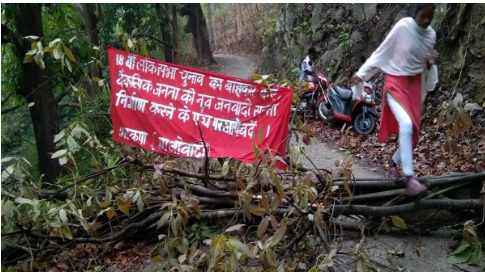 माओवादियों ने सारंडा में सड़क पर पेड़ गिराकर वोट बहिष्कार का बैनर लगाया माओवादियों ने सारंडा में सड़क पर पेड़ गिराकर वोट बहिष्कार का बैनर लगाया
