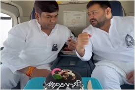 (पटना)बिहार : लोकसभा चुनाव में 200 जनसभाएं करने के उपलक्ष्य में तेजस्वी, सहनी ने काटा केक (पटना)बिहार : लोकसभा चुनाव में 200 जनसभाएं करने के उपलक्ष्य में तेजस्वी, सहनी ने काटा केक