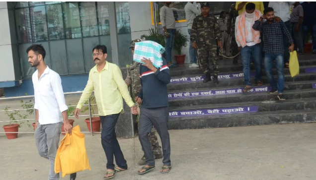 Ranchi:एक्स्ट्रीम बार हत्या काण्ड:14 लोगों को पुलिस ने भेजा जेल, CCTV फुटेज से व्यवस्था की खुल रही पोल Ranchi:एक्स्ट्रीम बार हत्या काण्ड:14 लोगों को पुलिस ने भेजा जेल, CCTV फुटेज से व्यवस्था की खुल रही पोल