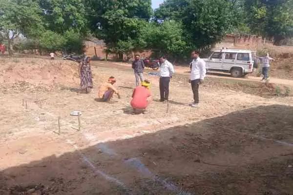 अबुआ आवास निर्माण की धीमी गति को देखकर बीडीओ ने चलाया डोर टू डोर अभियान अबुआ आवास निर्माण की धीमी गति को देखकर बीडीओ ने चलाया डोर टू डोर अभियान