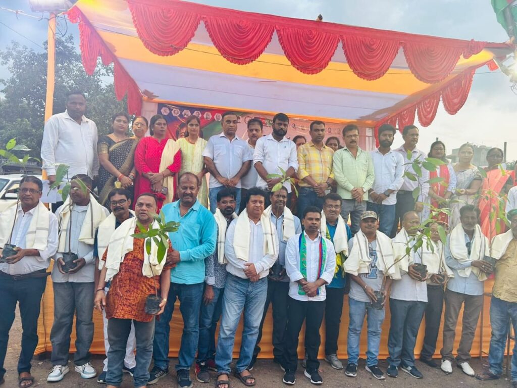 आजसू के बलिदान दिवस कार्यक्रम में जुटी भारी भीड़ आजसू के बलिदान दिवस कार्यक्रम में जुटी भारी भीड़