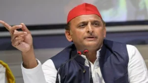 यूपी में बढ़त मिलते ही अखिलेश ने चुनाव आयोग को घेरा